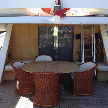 Alalunga Yacht In Båthotell