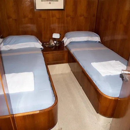 Alalunga Yacht In *