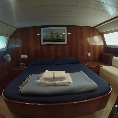 Alalunga Yacht In Botel *